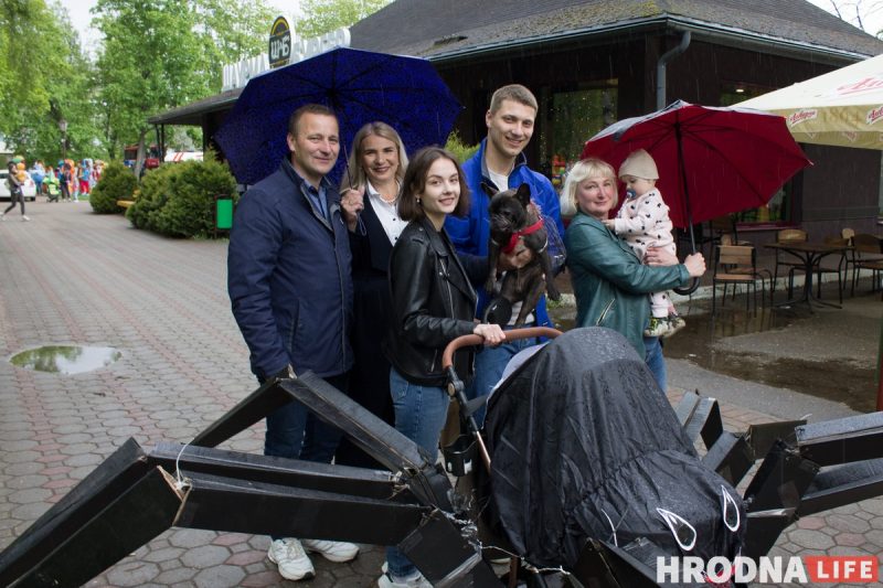 Пчёлы, танки, Мойдодыр. День семьи в Гродно отметили парадом колясок