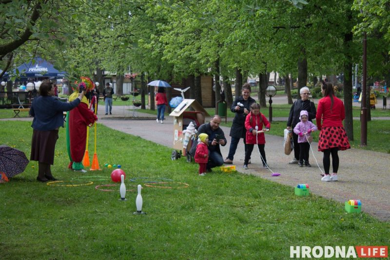Пчёлы, танки, Мойдодыр. День семьи в Гродно отметили парадом колясок