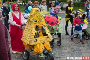 Пчёлы, танки, Мойдодыр. День семьи в Гродно отметили парадом колясок