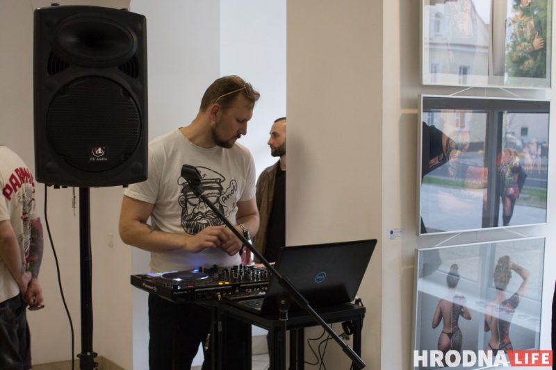 Тату ў мастацтве і рок праз класіку. У Гродне татуіроўшчыкі і музыкі прадставілі супольны арт-праект