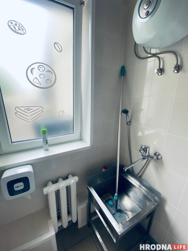 Велосипед и лейка для душа. Что ещё нашёл инспектор-кот в туалетах кофеен Гродно