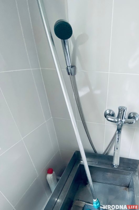 Велосипед и лейка для душа. Что ещё нашёл инспектор-кот в туалетах кофеен Гродно