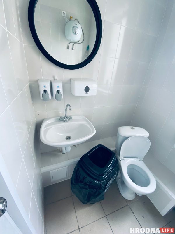 Велосипед и лейка для душа. Что ещё нашёл инспектор-кот в туалетах кофеен Гродно