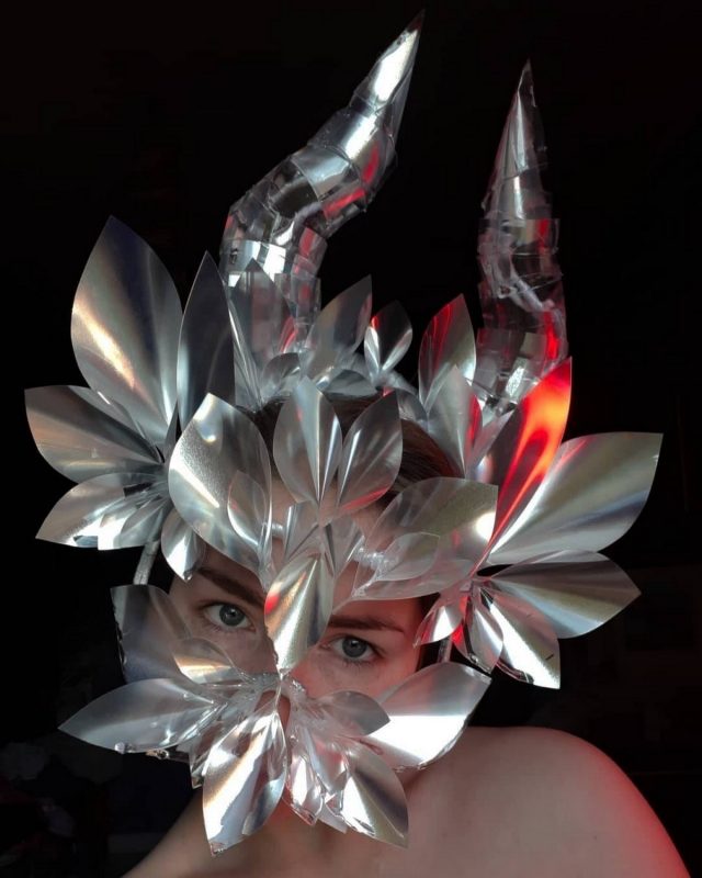 “Делаю, что нравится”. Гродненка рассказала о хобби, в котором есть место черепу коровы и павлиньему хвосту