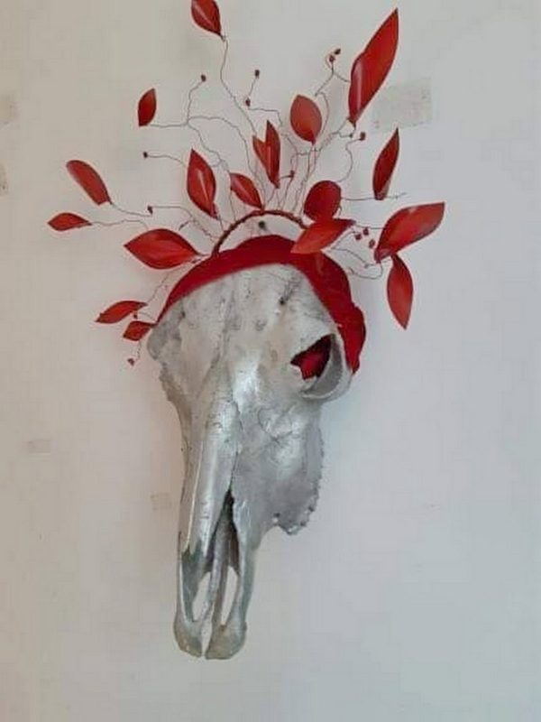 “Делаю, что нравится”. Гродненка рассказала о хобби, в котором есть место черепу коровы и павлиньему хвосту