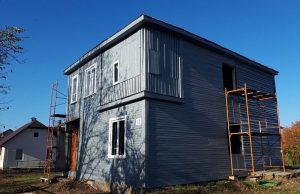 В Гродно могут снести конструктивистский дом 1930-х. Его начали восстанавливать, а сейчас продают