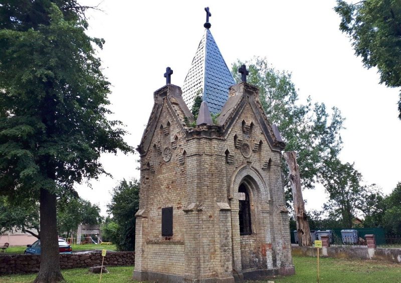 У Гродне ўратуюць ад разбурэння найстарэйшую капліцу на Вайсковых могілках. Што для гэтага патрэбна