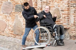 Инклюзивная прогулка проекта "Пошли-Поехали". Иллюстративное фото Hrodna.life