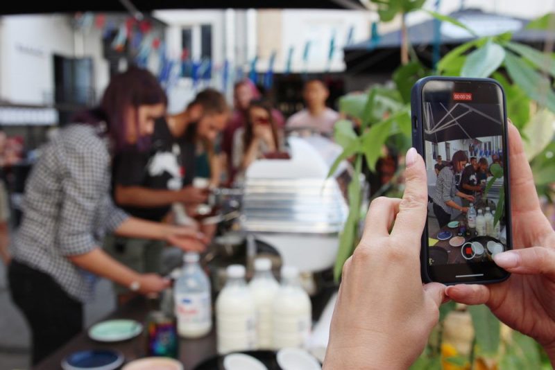 "Ты ў старасці таксама будзеш каву людзям разносіць?" У Гродне прайшоў другі латэ-арт-батл