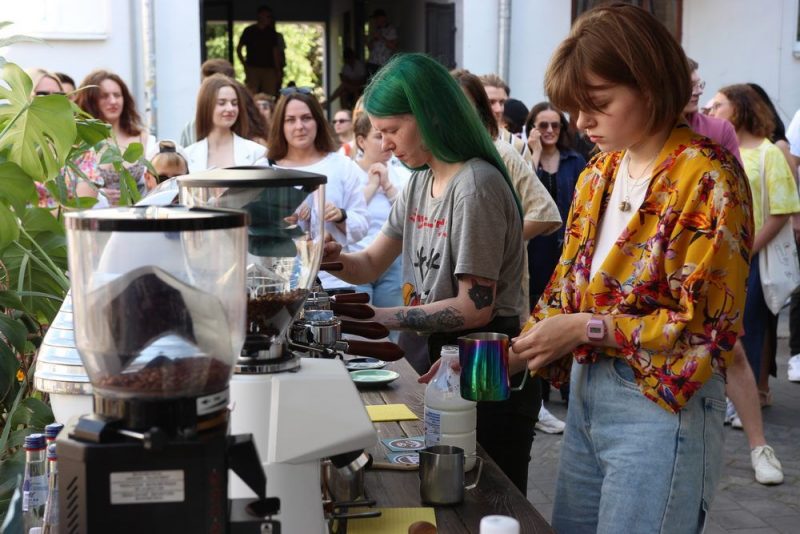 "Ты ў старасці таксама будзеш каву людзям разносіць?" У Гродне прайшоў другі латэ-арт-батл