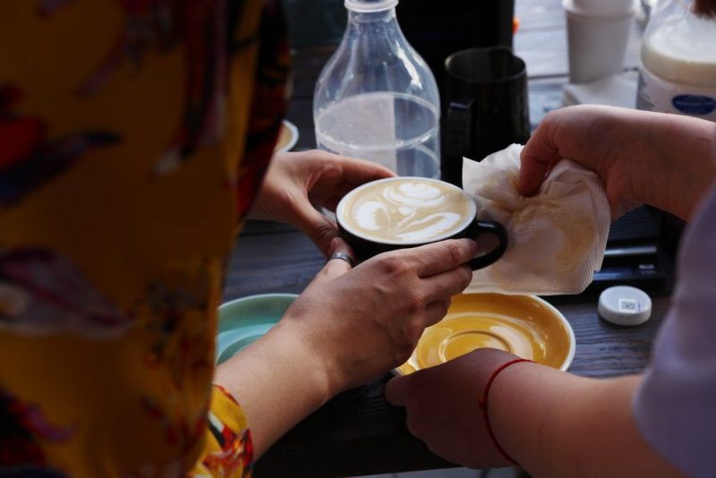 "Ты ў старасці таксама будзеш каву людзям разносіць?" У Гродне прайшоў другі латэ-арт-батл