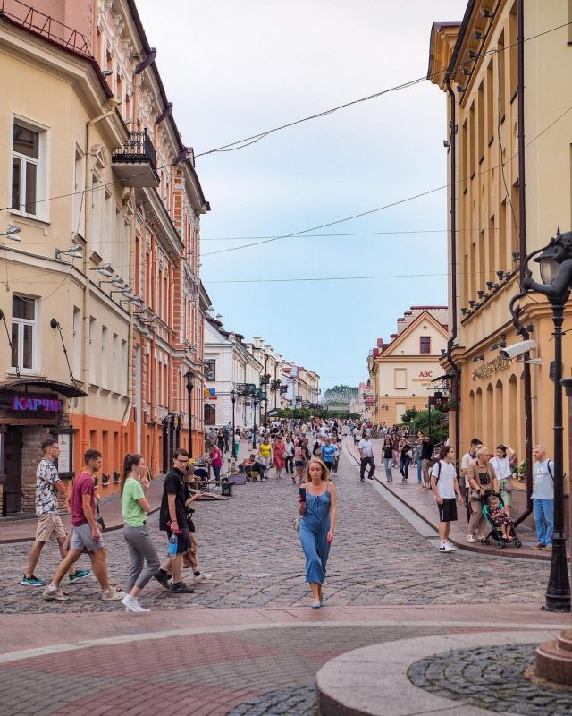 В Старый замок нет билетов, в гостиницах нет мест, экскурсоводов не хватает: Гродно заполонили туристы