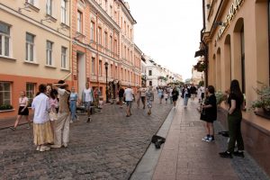 Уличные концерты, пары и запрет алкоголя после 23.00. Посмотрели, как гродненцы отдыхают на выходных Люди в Гродно