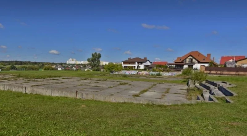 Старые корты в Коложском парке решили оживить - площадку продают под спортивный объект