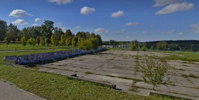 Старые корты в Коложском парке решили оживить - площадку продают под спортивный объект