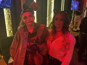 “Костюмов меньше, паутины больше”. Как отметили канун Хеллоуина в барах Гродно Мария и Татьяна в хэллоуинских образах в баре «Мята». Фото: Hrodna.life