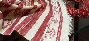 Полотенца - белые, пояса - красные. В Гродно открыли выставку традиционного народного текстиля Домотканое полотенце. Один из экспонатов выставки “Традыцыйны народны тэкстыль Гродзеншчыны”