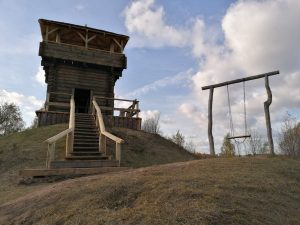 В Крево достроили и торжественно откроют башню-дозорную. Ее возводили по древним технологиям за средства частной фирмы Вежа-дазорца ў Крэве
