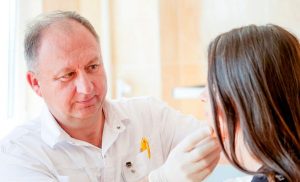 Медик из Гродно: зарубежных пациентов стало больше, чем до коронавируса. Популярная услуга - интимная пластика Сергей Трусь и пациент. Фото: "Гродненская правда"