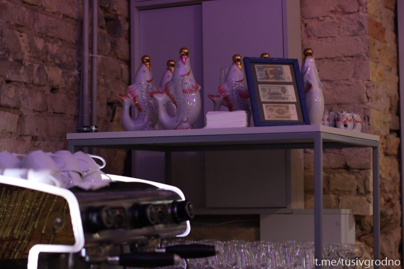 "Молодость", которая чего-то хочет. На Мостовой открылось новое место: оно про еду и атмосферу