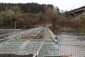 Понтонный мост открыли, транспорт не состыковали. Гродненцам не хватает времени, чтобы успеть на автобус после перехода Немана Понтонный мост открыли, транспорт не состыковали. Гродненцам не хватает времени, чтобы успеть на автобус после перехода Немана
