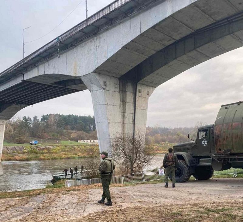 Возле Нового моста на Поповича начали наводить понтонную переправу. Испытывать ее приедет Хренин (обновлено) понтонная переправа новый мост