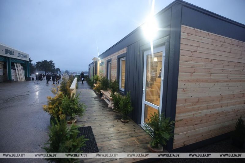 Шоурум и турагентство в одном. Что можно купить на площадке гродненского лесхоза на Южном рынке