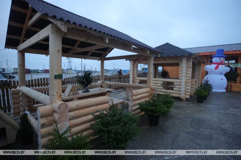 Шоурум и турагентство в одном. Что можно купить на площадке гродненского лесхоза на Южном рынке