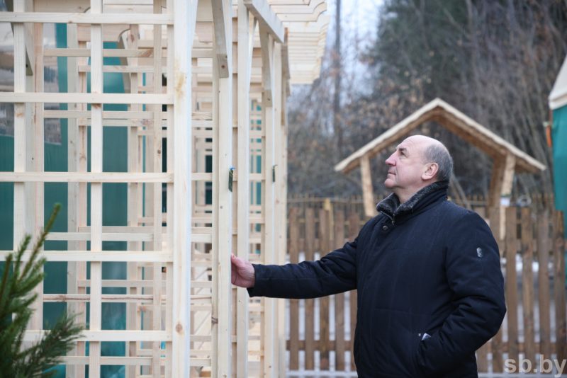Шоурум и турагентство в одном. Что можно купить на площадке гродненского лесхоза на Южном рынке