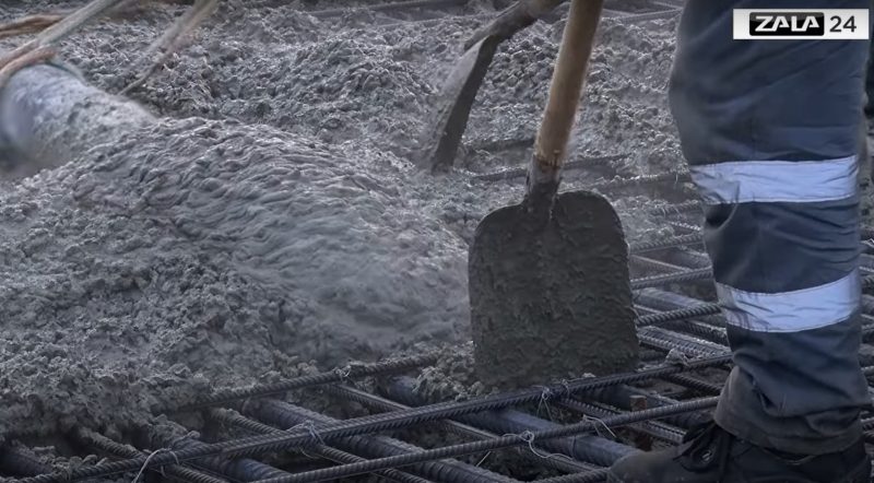 130 кубов бетона и ледяная корка. Как идут работы на Новом мосту