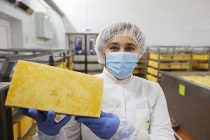 90% продукции Дятловского филиала "Молочного мира" идет в Россию. Перевести этикетку для белорусов - сложно 90% продукции Дятловского филиала "Молочного мира" идет в Россию. Перевести этикетку для белорусов - сложно