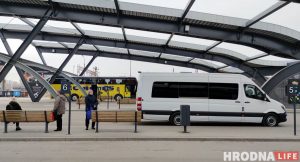 Без Wi-Fi и с раскладными диванами. Проехали в первом прицепном вагоне на Москву Маршрутка из Гродно на вокзале в Белостоке. Фото: Hrodna.life