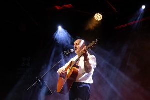 "За Сашу Солодуху большей звезды нет". Бард Виктор Шалкевич - о самогоне в деревне, 4000 пластинок и перстень от Бенедикта XVI Бард Виктор Шалкевич