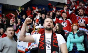 На переднем плане лидер фан-движения хоккейного «Немана» Сергей Емельянов. Фото: Руслан Кулевич