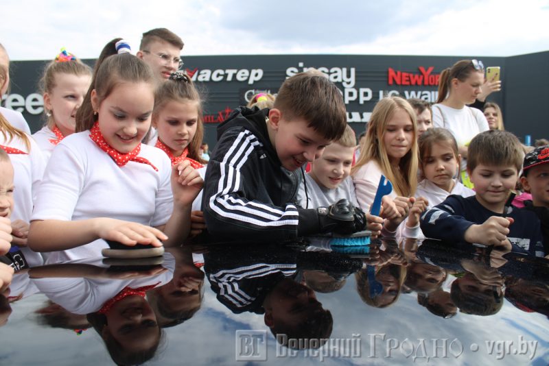 В Гродно открыли мотосезон - 2023. Зрители участвовали в конкурсах, царапали авто и стриглись у барберов