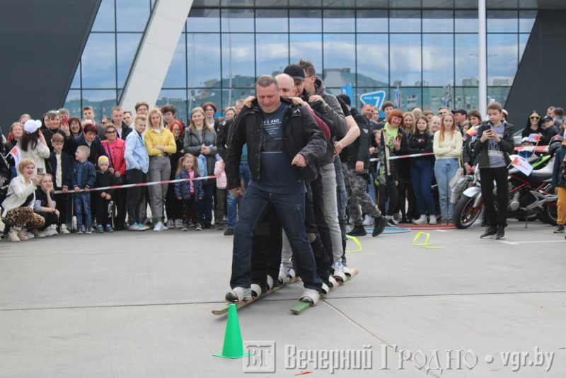 В Гродно открыли мотосезон - 2023. Зрители участвовали в конкурсах, царапали авто и стриглись у барберов