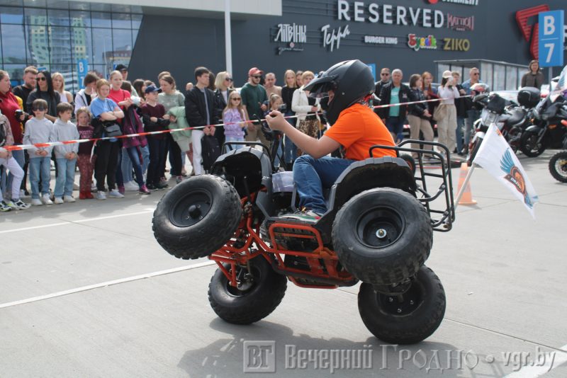 В Гродно открыли мотосезон - 2023. Зрители участвовали в конкурсах, царапали авто и стриглись у барберов
