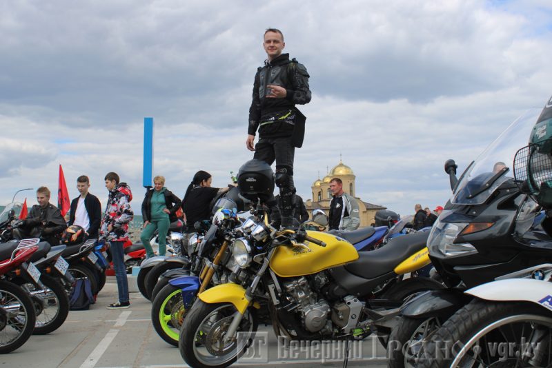 В Гродно открыли мотосезон - 2023. Зрители участвовали в конкурсах, царапали авто и стриглись у барберов