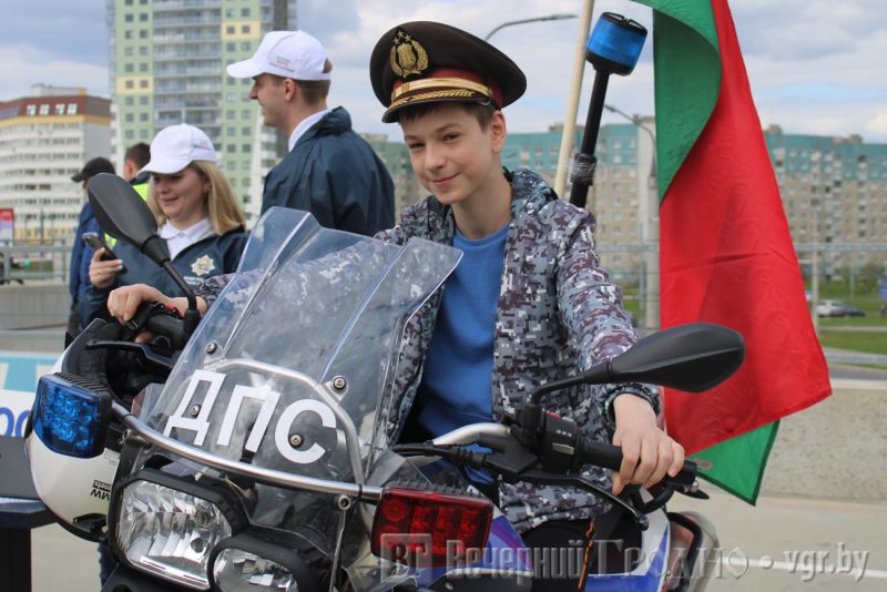 В Гродно открыли мотосезон - 2023. Зрители участвовали в конкурсах, царапали авто и стриглись у барберов