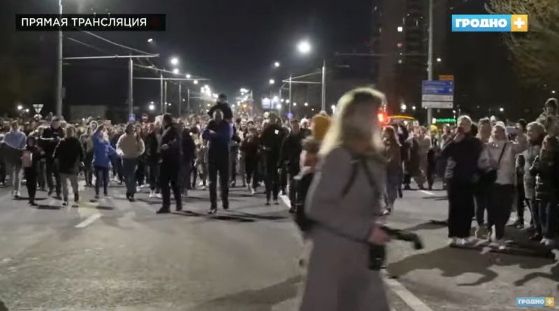 На мосту собрались люди - из-за темноты их количество сложно оценить.