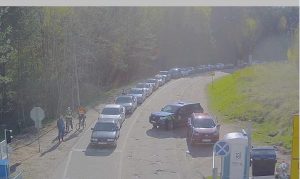 Длинные выходные на границе: у белорусов проверяли телефоны и трудовые договоры Очередь на границе в Лоше