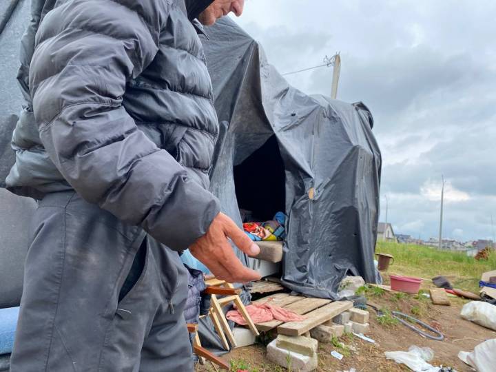 "Тэрыторыю прывялі да ладу". Сям'ёй з Забалаці, якая жыла пад адкрытым небам, заняліся чыноўнікі