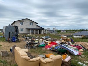 участок с мусором в заболоти