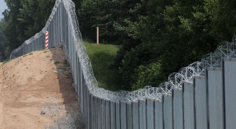 Украинские источники: около 100 вагнеровцев прибыли под Гродно для организации провокаций на границах с Польшей и Литвой Забор на польско-белорусской границе, нелегальные мигранты