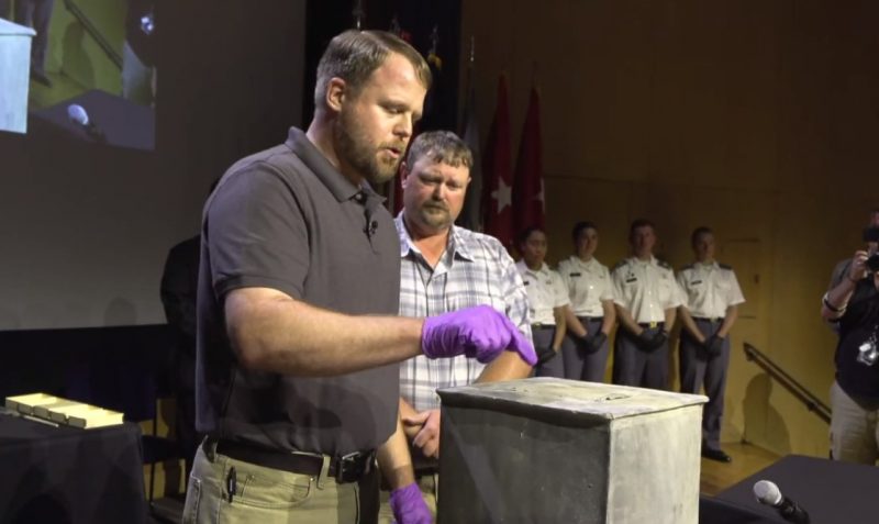 Археологи открывают ящик. Скриншот: Военная академия США в Вест-Пойнте