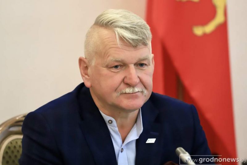 Власти Гродно хвастаются, что к ним приехала «делегация Подляского воеводства». На самом деле это маргиналы и сторонники Путина Кшиштоф Толвиньски на встрече в Гродненском облисполкоме, Krzysztof Tołwiński znów na Białorusi chwali Łukaszenkę