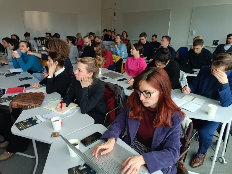 "Будьте любопытны". Как белорусу получить европейское образование бесплатно Поступить в Колледж Европы в Натолине могут и белорусы. На фото - студенты на занятиях