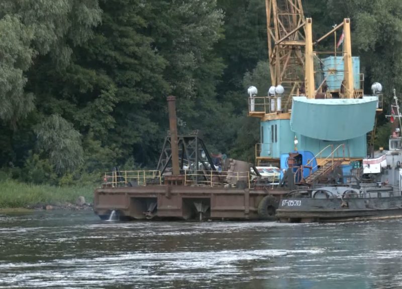 В Гродно начали чистить дно Немана: может помочь пройти судам Очистка дна реки Неман в районе Лососно
