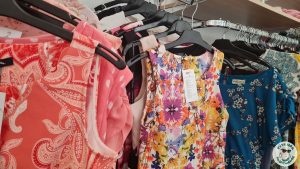 Нож, тарелка и вилка из тростника. Почему запрет на пластиковую посуду в Беларуси не спасет природу Платья на витрине в магазине секондхенд