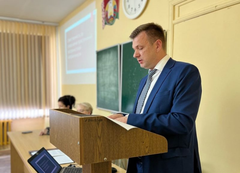 Двое судей из Гродно попали под санкции Евросоюза Судья Дмитрий Бубенчик из Гродненского областного суда выступает перед студентами